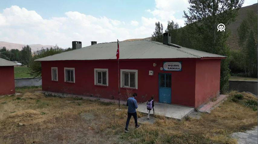 Bu okulda 3 yıldır tek bir öğrenci var. 9 yaşındaki Hasret artık sınıf arkadaşı istiyor - Resim: 18